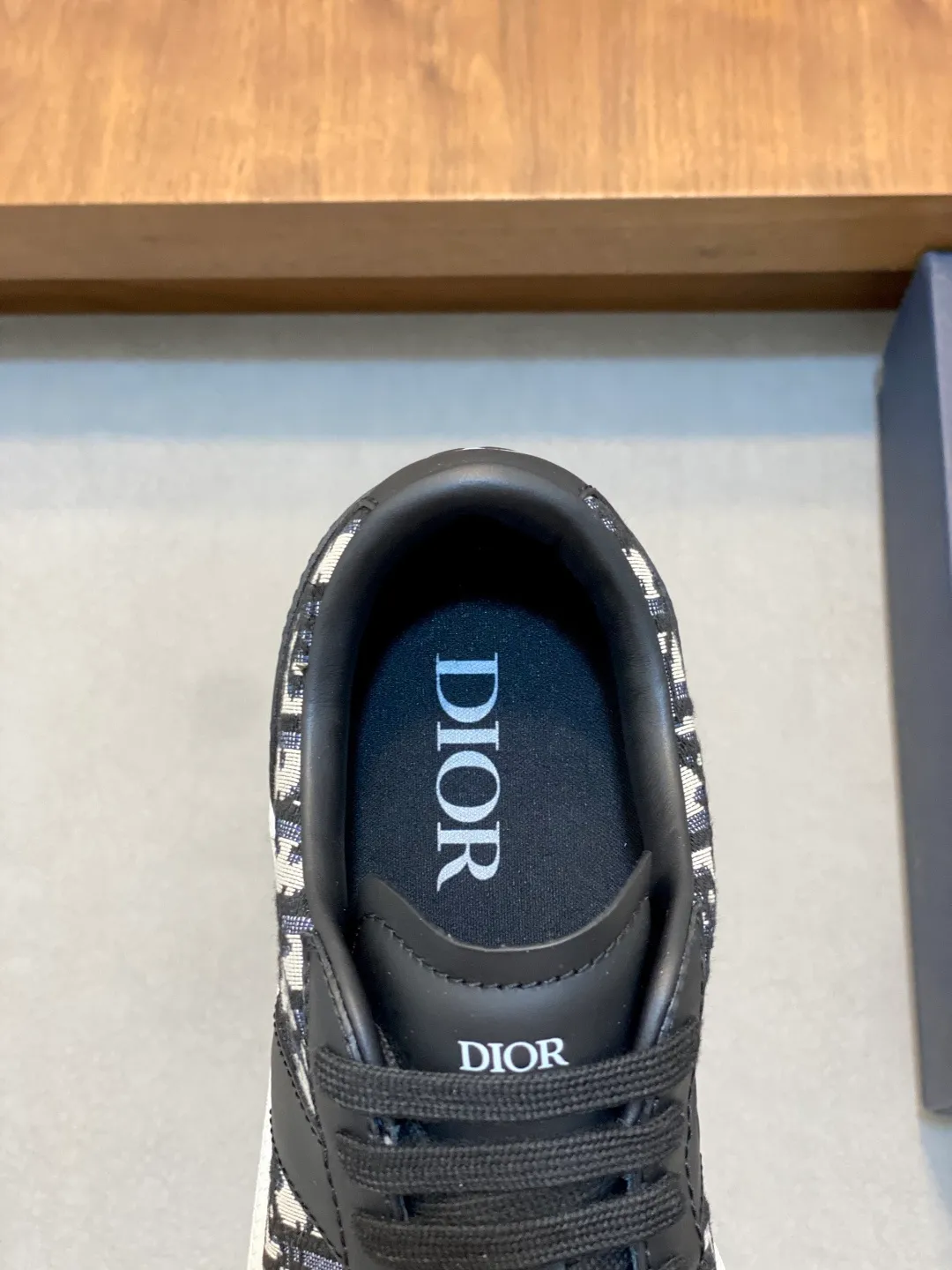 Men's Men's Shoes 💰400【New Style】🍿🍿𝐃𝐢𝐨* — Dior. Dior's new casual sneakers define your fashionable pace. They boldly use innovative technological fabrics to create a futuristic silhouette. The light and breathable mesh material, combined with the unique texture coating process, presents a refreshing visual effect, as if it is a fashion item from the future world. Whether paired with casual outfits or mixed with formal looks, the Dio* D-Sketch sneakers are effortless and add a touch of futuristic style to your overall look. From the streets to the catwalk, it is your indispensable fashion tool. The upper is made of high-tech mesh material, which is light and breathable and fits your feet like a second skin, keeping you dry and comfortable even in the hot summer. The delicate mesh structure gives the shoes a unique visual effect and displays a futuristic aesthetic. Code number: 39-44 (38, 45 customized)